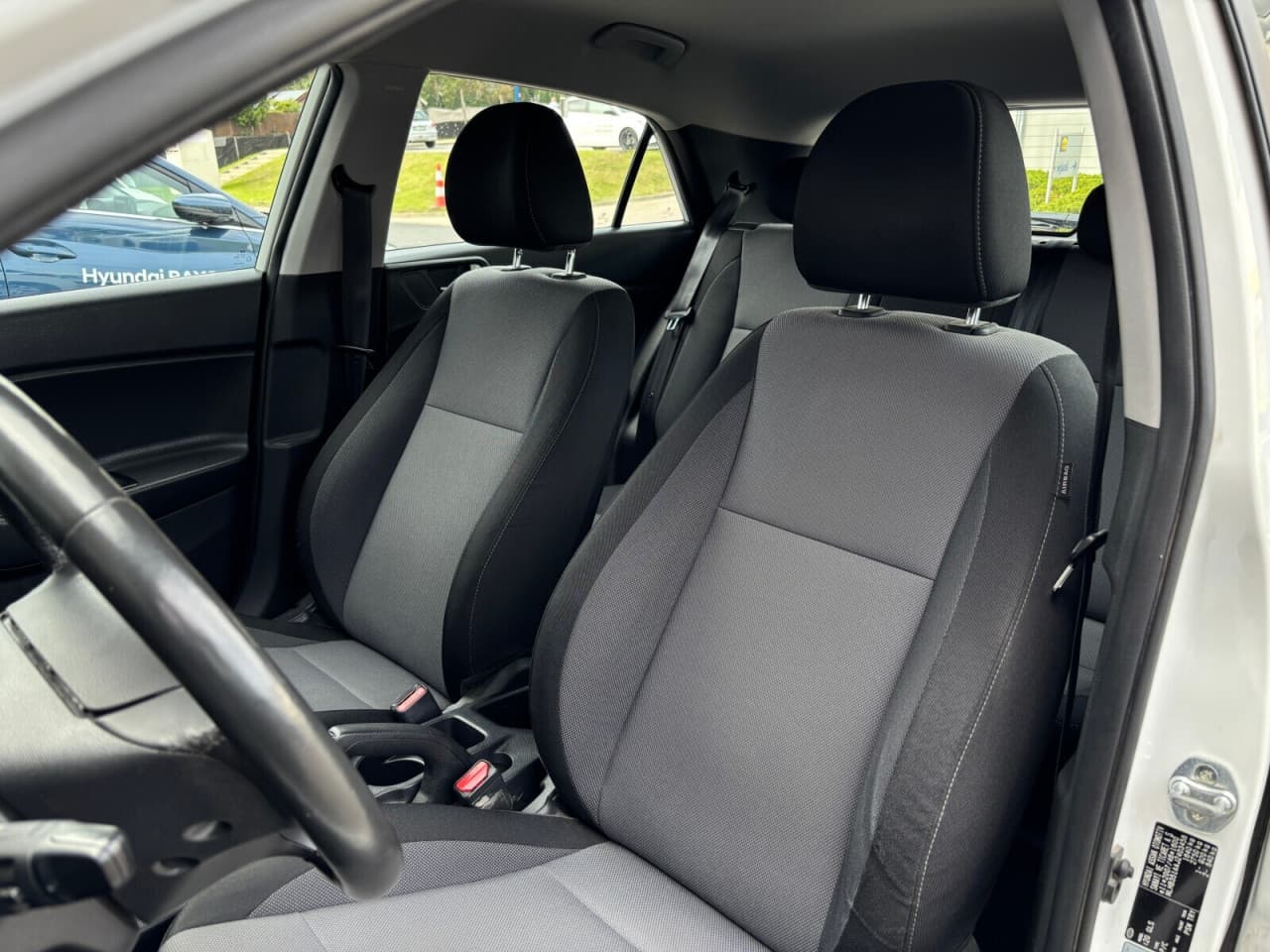 Hyundai i20 - zdjęcie 13